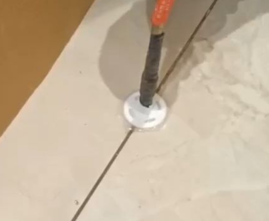 宝清瓷砖空鼓维修公司专业解答瓷砖在铺贴过程中，如果没有涂抹均匀到位的粘结材料（如水泥砂浆或瓷砖胶），可能会导致以下问题